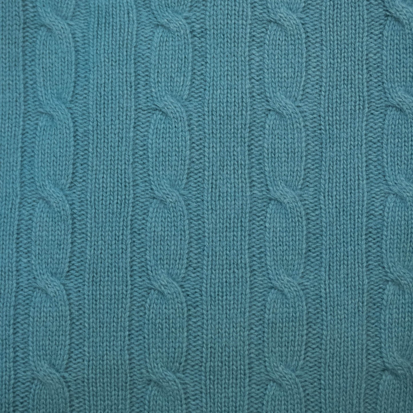 Maglia girocollo a trecce e coste