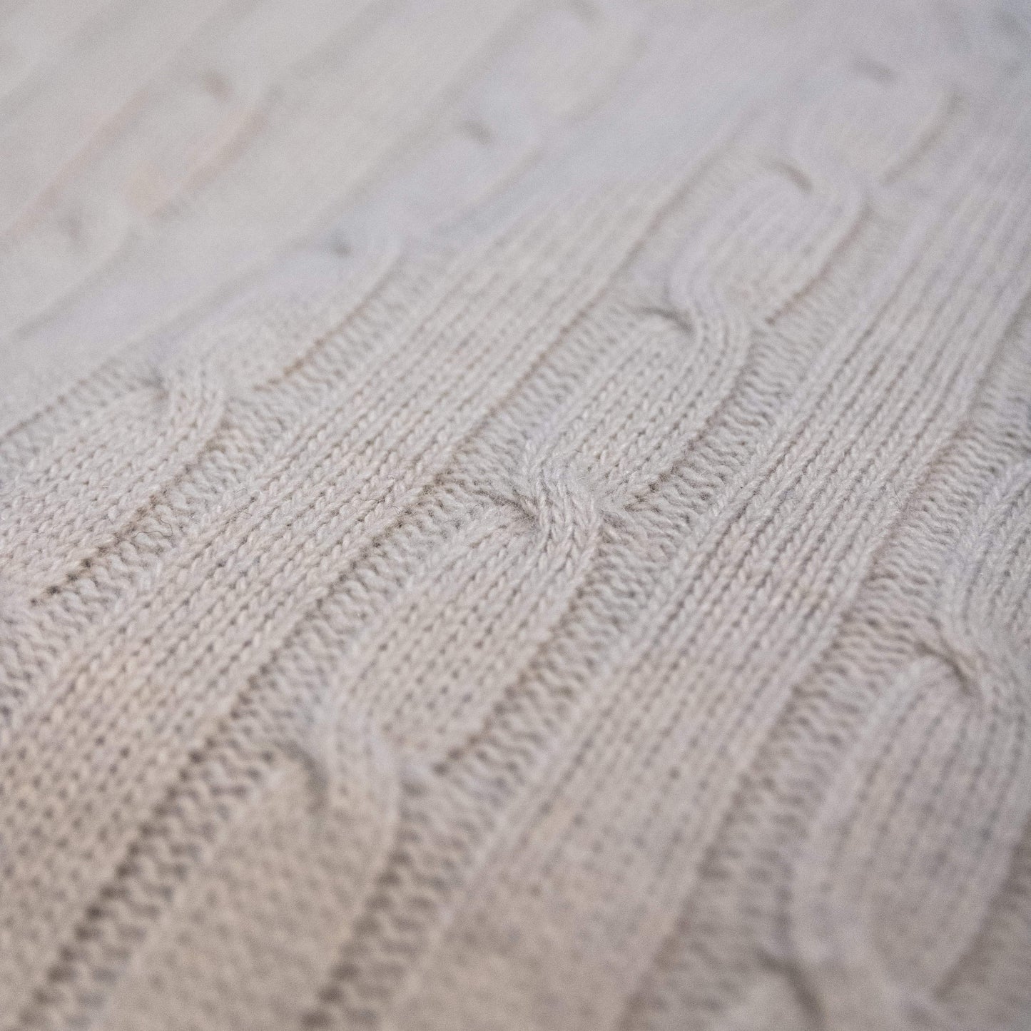 Maglia girocollo a trecce e coste