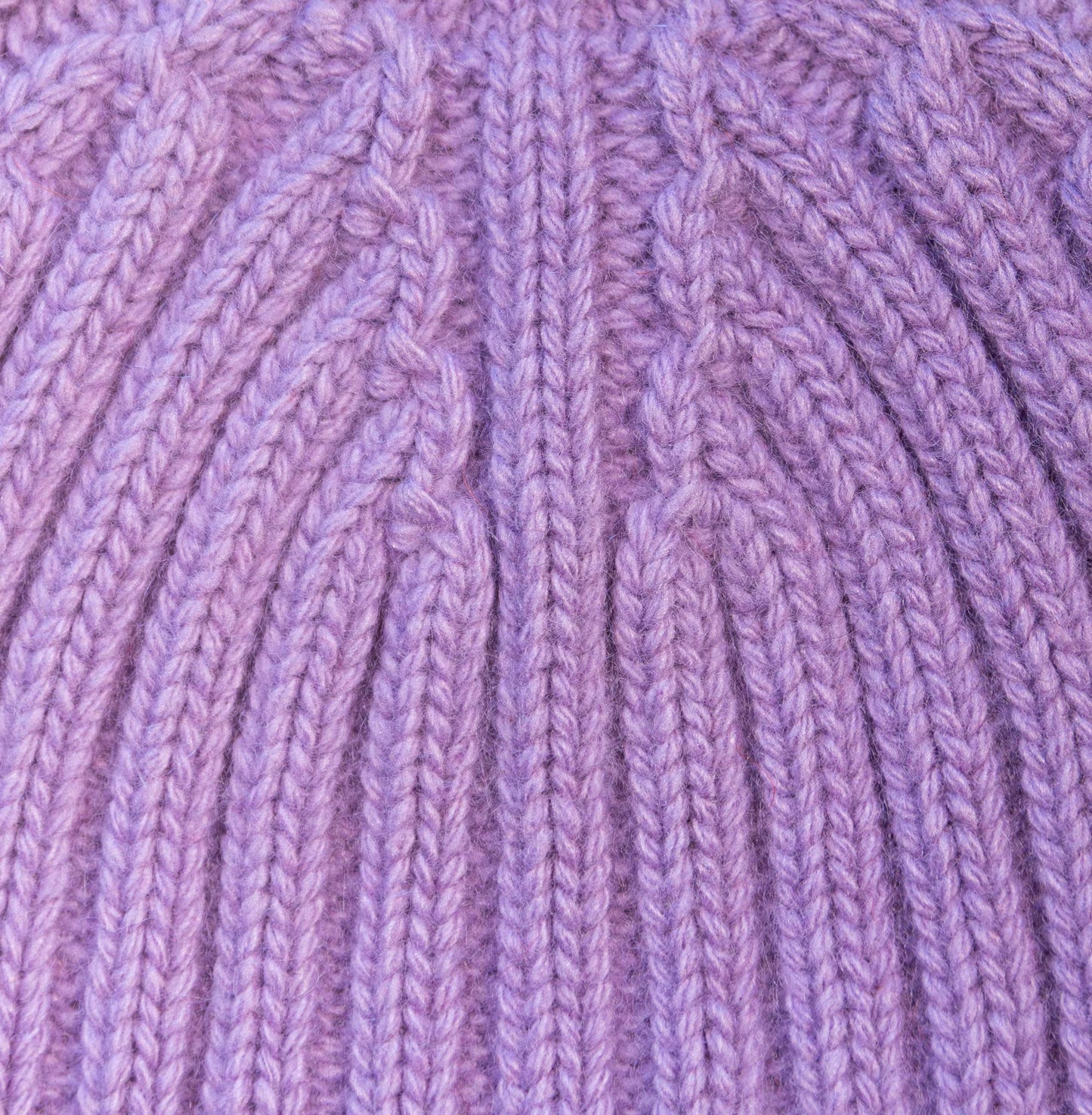Dettaglio cappello a costine in cashmere e lana color lilla di Vittoria Cashmere. Made in italy.