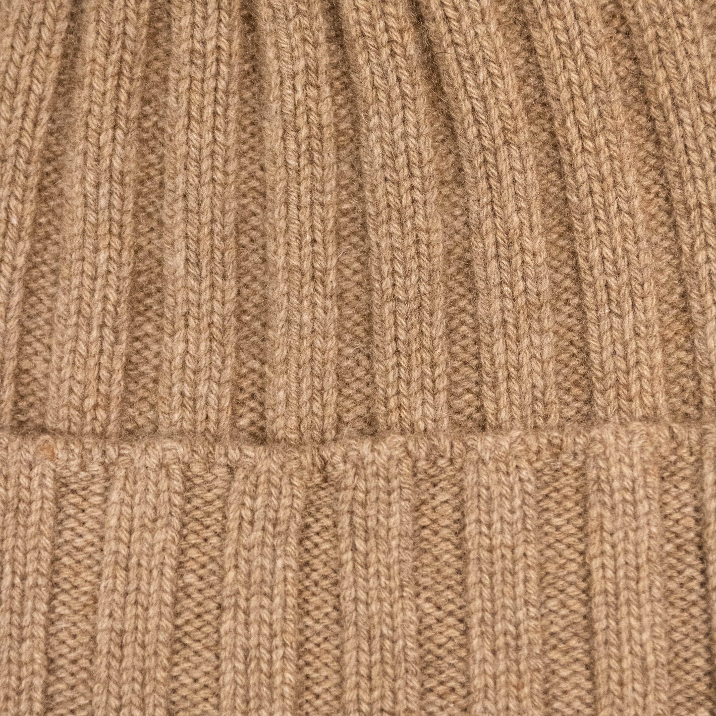 Dettaglio cappello a coste in puro cashmere color sabbioso di Vittoria Cashmere. Made in italy.
