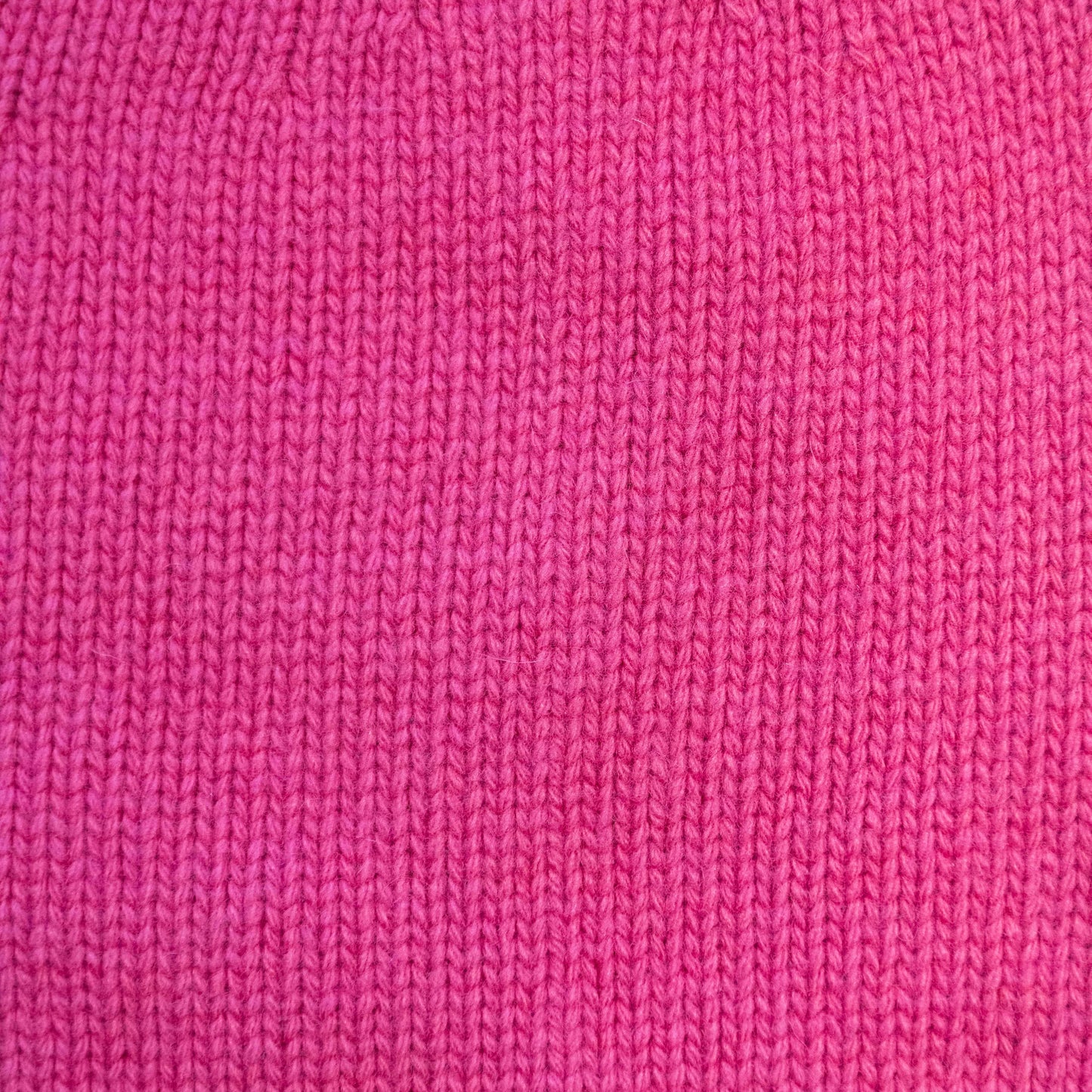 Dettaglio cappello con ricciolo in cashmere e lana di Vittoria Cashmere. Made in italy.